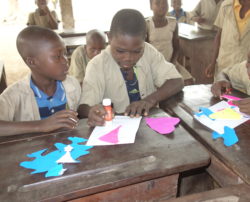 Ateliers manuels pour les enfantsavec le partenaire Racines au Bénin