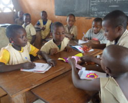 Activités scolaires pour les enfants du Bénin avec le programme Racines Collines