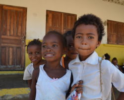 Enfants malgaches à l'école avec le partenaire Bel Avenir
