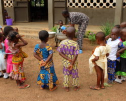 Apprentissage pour la petite enfance "Comment se laver les mains" - Bénin - Programme Racines