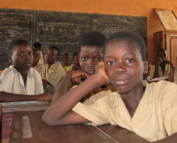 Enfants pendant un cours au Bénin avec le partenaire Racines