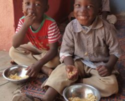 Repas à la cantine de l'école de Mater, Burkina Faso