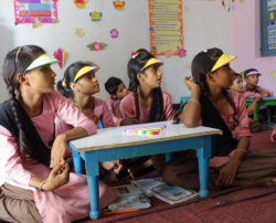 Classe de jeunes filles en Inde avec le programme SARD