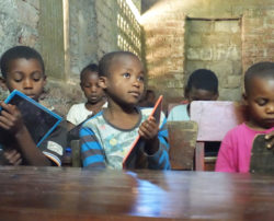 Activités scolaires du programme Maeecha pour les enfants des Comores