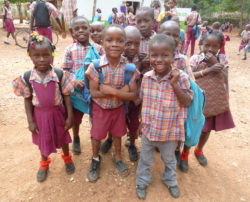 Groupe d'enfants à l'école - HAITI Adema
