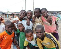 Groupe d'enfants du projet Mesad en Côte d'Ivoire