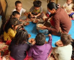 Repas à Aangan school au Népal - Programme Bikalpa