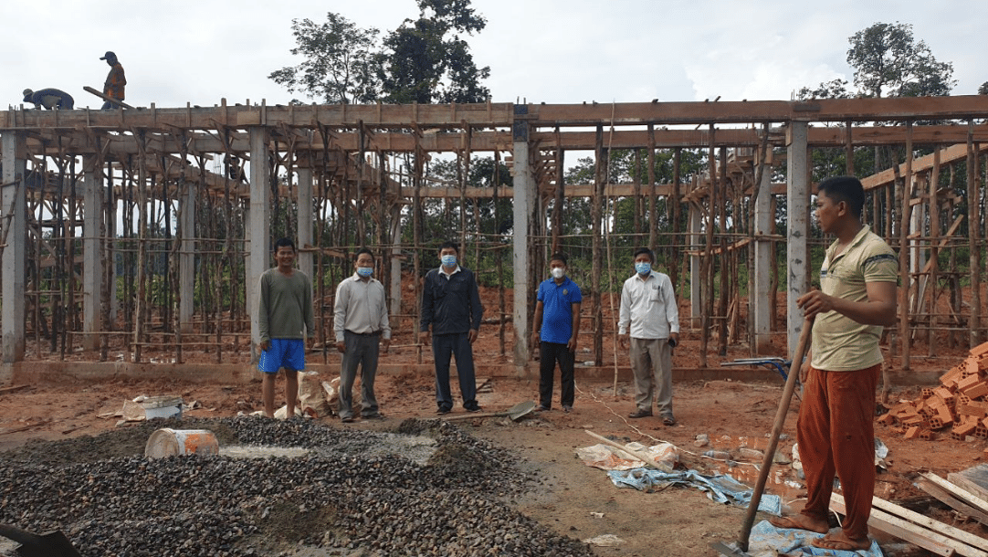 Travaux de l'école Odeka au Cambodge pour la construction d'une nouvelle école entièrement financé par l'association PARTAGE