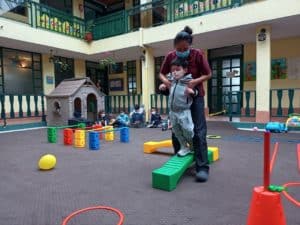 Enfant en situation de handicap à San Juan en Equateur