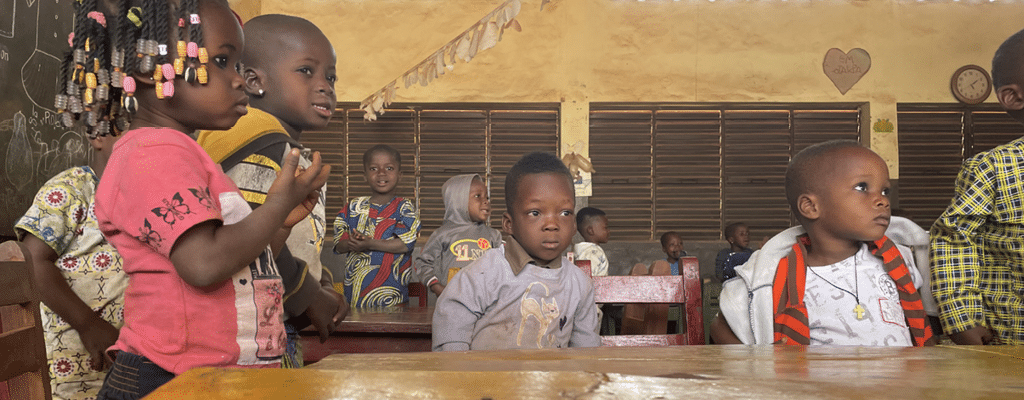 Enfants de l'école primaire du village de Kotapka au Bénin (partenaire RACINES)