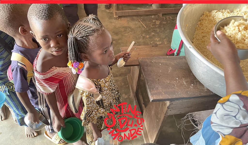 Enfants de l'école primaire de Coffè-Agballa au Bénin pendant le repas du midi | Cantines du Monde campagne initiée par l'association PARTAGE