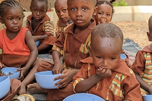Enfants qui mangent - Dispensaire Trottoir au Burkina Faso