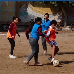 Jeunes filles de l'AHEED en Égypte qui jouent au football.