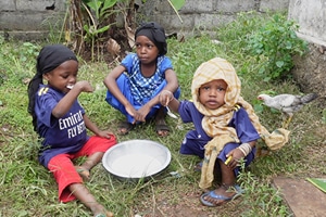 Enfants qui mangent - MAEECHA en Union des Comores