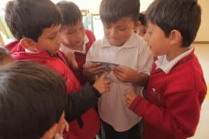 Enfants bénéficiaires d'Equateur de l'association PARTAGE qui reçoivent un courrier d'un parrain