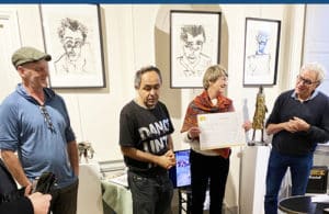Remise de chèque à la fin de l'exposition avec l'association Itinéraires Singuliers et l'artiste Pepe Doñate