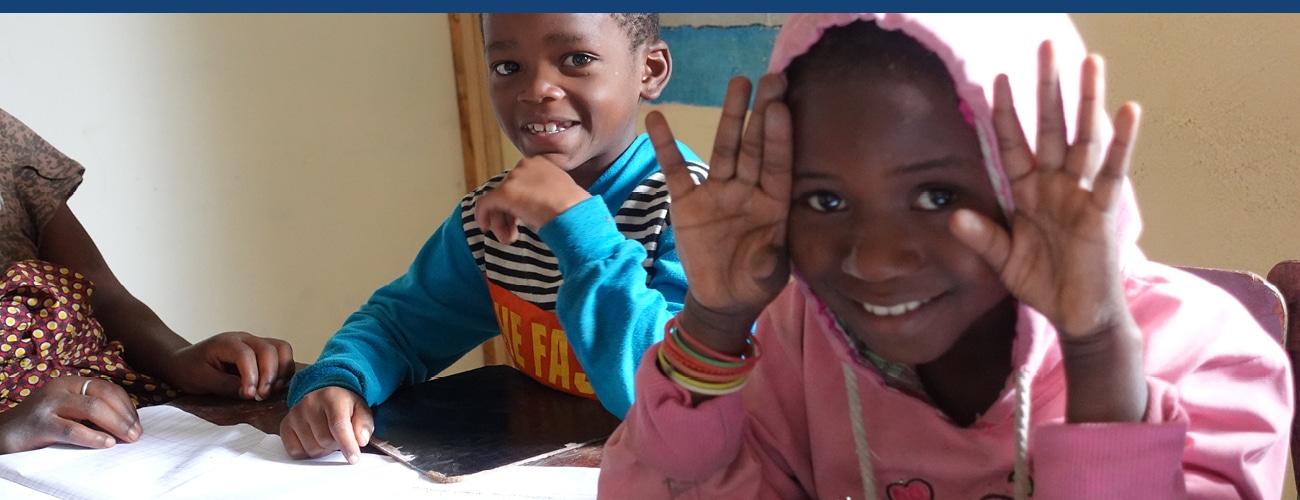 Enfants bénéficiaires des Comores dans une salle de classe.