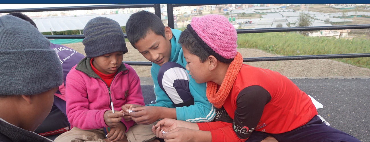 Trois enfants bénéficiaires du Népal