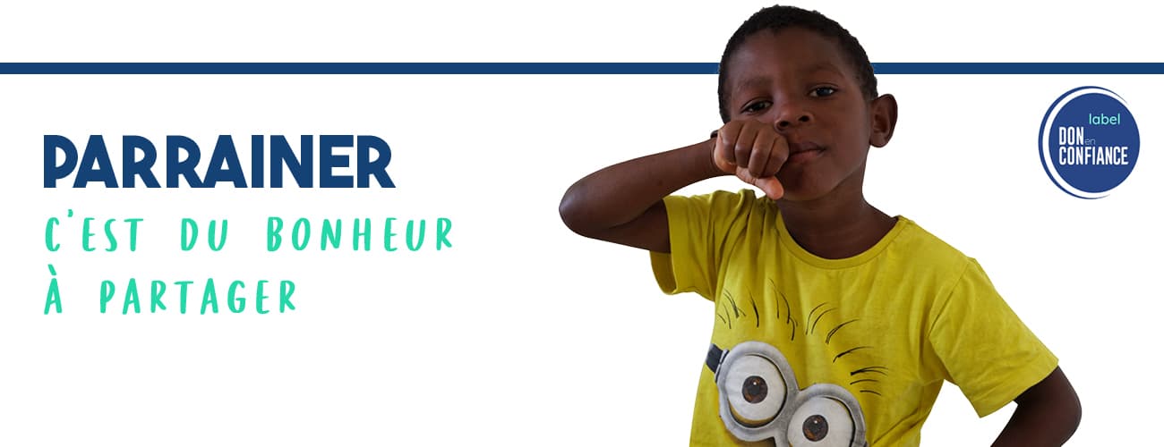 Photo d'un enfant bénéficiaire de Mayotte avec la devise de l'association PARTAGE : "Parrainer, c'est du bonheur à partager"