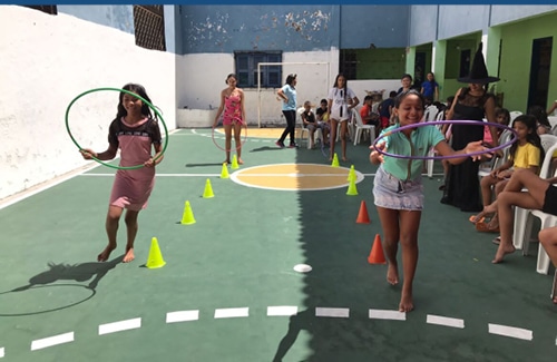 Jeunes filles bénéficiaires de l'AGACC au Brésil en pleine activité récréative