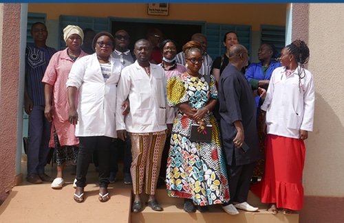 Photo prise devant le Centre médical à Ouagadougou lors de la mission au Burkina Faso de l'association PARTAGE