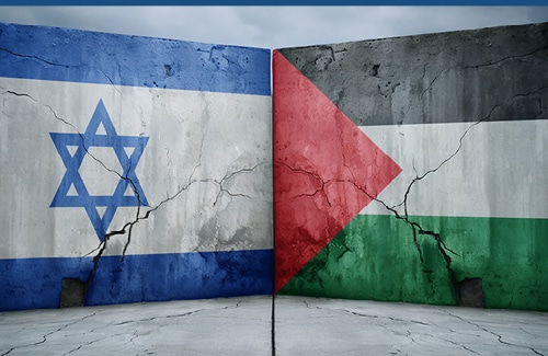 Photos des drapeaux d'Israël et de Palestine sur des murs.
