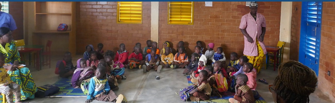 Visite d'un centre préscolaire (maternelle) à BOBO Dioulasso lors de la mission de l'assoication PARTAGE au Burkina Faso
