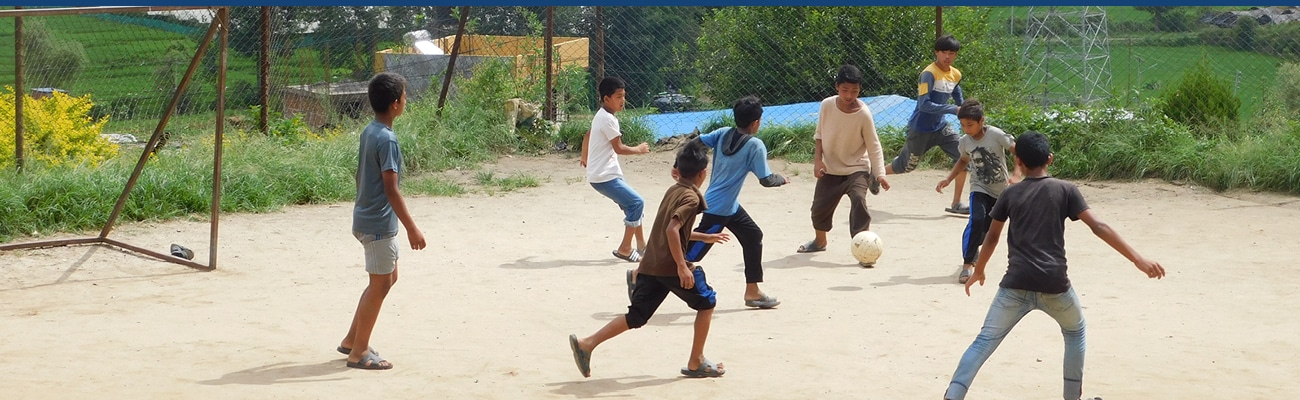 Enfants sortis de la rue au centre d'accueil de VOC qui jour au football