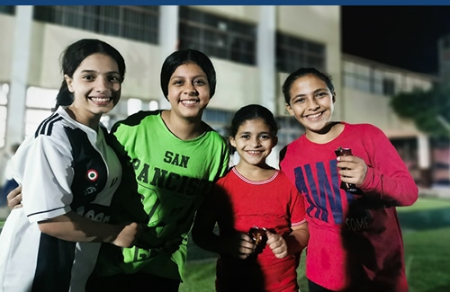 4 jeunes filles de l'AHEED qui sont dans l'équipe de foot féminine