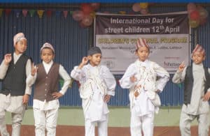 Spectacle des enfants en situation de rue au Népal lors de la célébration de la journée interationale en avril 2024
