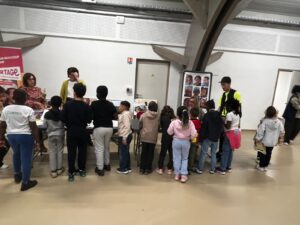 Les bénévoles de PARTAGE Oise dans un centre de loisirs de Compiègne, dans le cadre de la semaine des Droits de l'Enfant.